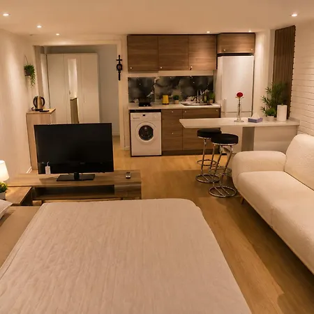 Apartmán 2 Beds With Free Parking, Private Garden & Entrance Near Metro Garden *