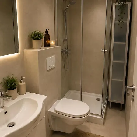 2 Beds With Free Parking, Private Garden & Entrance Near Metro Garden *