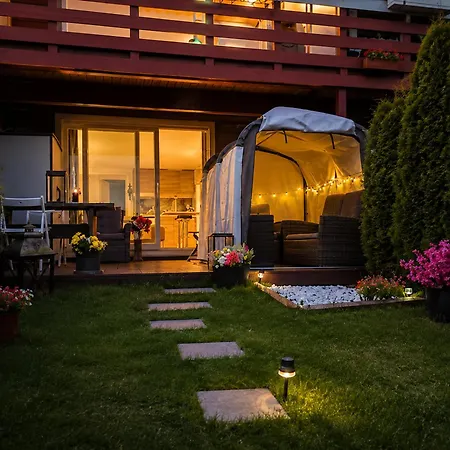 2 Beds With Free Parking, Private Garden & Entrance Near Metro Garden *