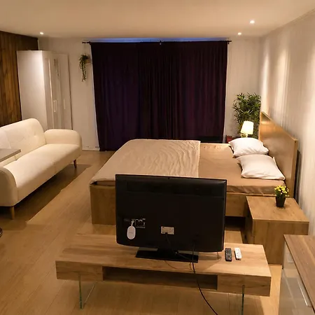 2 Beds With Free Parking, Private Garden & Entrance Near Metro Garden
